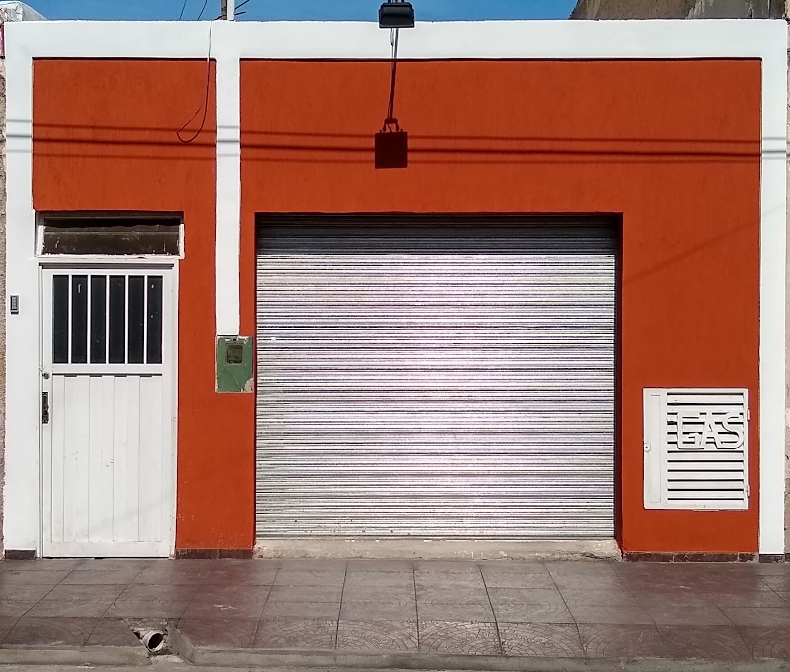 Frente exterior completo de Alojamiento Leo